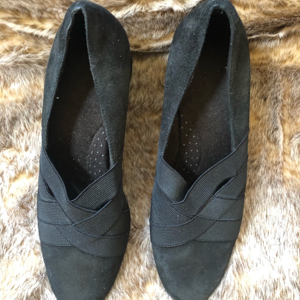 Suede wedge pump